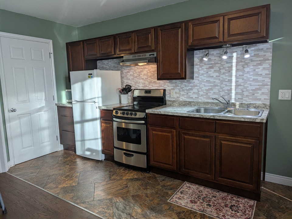Cozy 1 bed all inclusive furnished downtown with parking 3