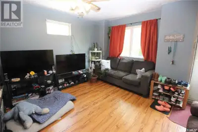 Bright, spacious, 1 bedroom main floor suite close to shopping, transit, St Paul and more. Private e...