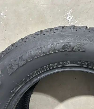 Blizzak DM-V2 P265/65R18, usure à 5/32 pour les quatres. Je suis très négociable.