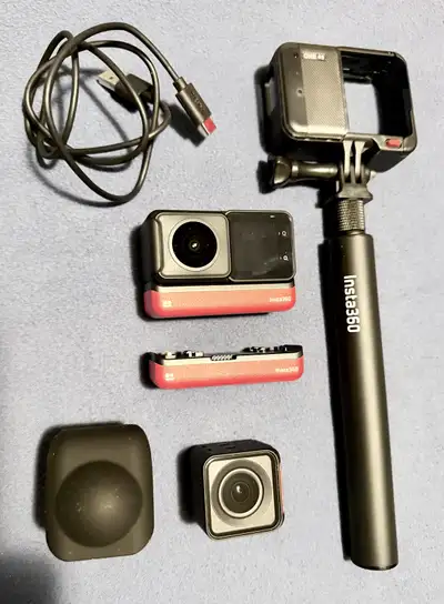 Perfect for all the vloggers and youtubers out there. Received as a gift but never used. Just sittin...