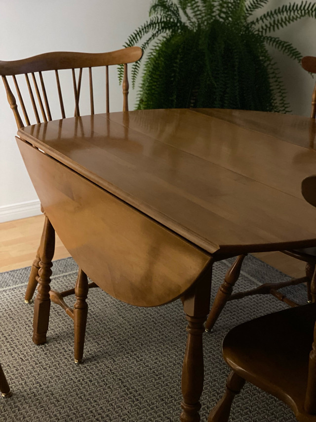 Vilas solid Maple dining room table and chairs  in Dining Tables & Sets in Strathcona County - Image 2