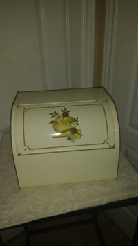 unique treasures house, vintage bread box