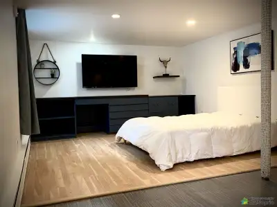 Situé à 7 min de l'Université de Sherbrooke. Studio avec entrée indépendante et meublé: Lit avec mat...