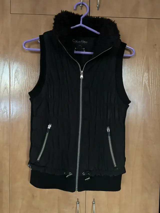 Veste sans manche XS Calvin Klein COMME NEUVE – DISPO À LONGUEUI63616719032963120
