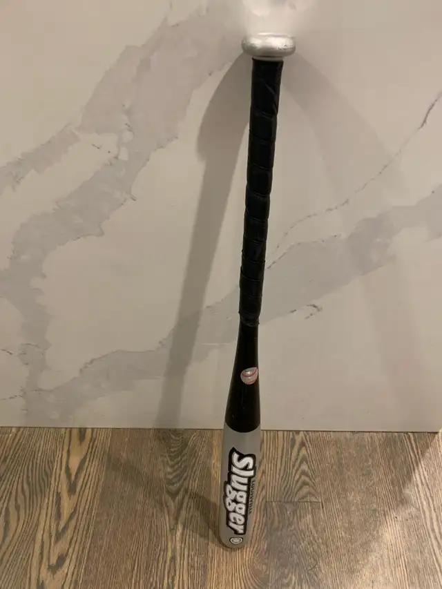Louisville Slugger Genesis 30” 22oz Bat in Baseball & Softball in Ottawa - Image 2