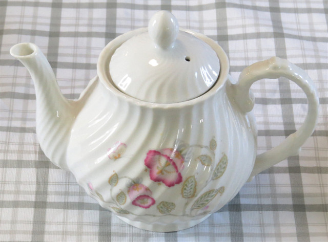 5 in. 6 Cup Porcelain Tea Pot with Rose Pattern in Kitchen & Dining Wares in Bridgewater