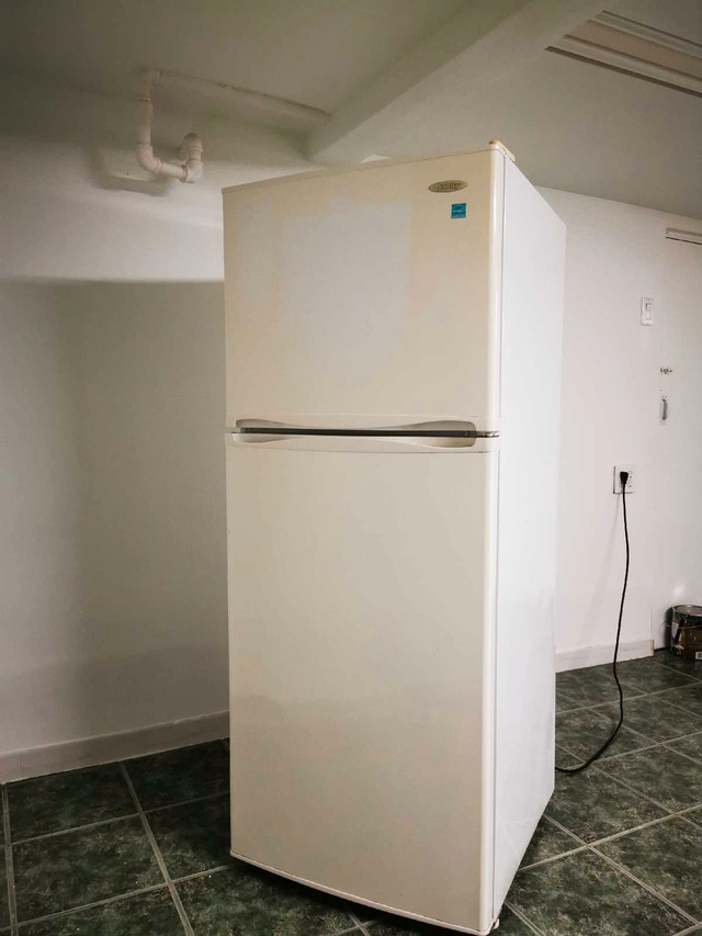 USED Danby refrigerator -10.1 cu f apartment size in Refrigerators in City of Toronto - Image 4