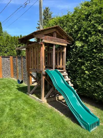 Centre de jeux en bois /maisonnette /glissade/balancoire démonter et transport par l’acheteur Demand...