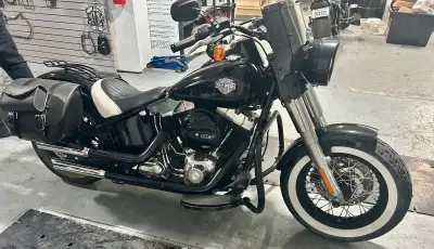 La Harley-Davidson Softail Slim 2017 est une moto de style bobber, caractérisée par son look minimal...