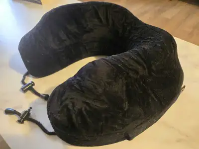 Oreiller de voyage, marque Corbeau, evolution pillow. Housse pour faciliter le nettoyage.