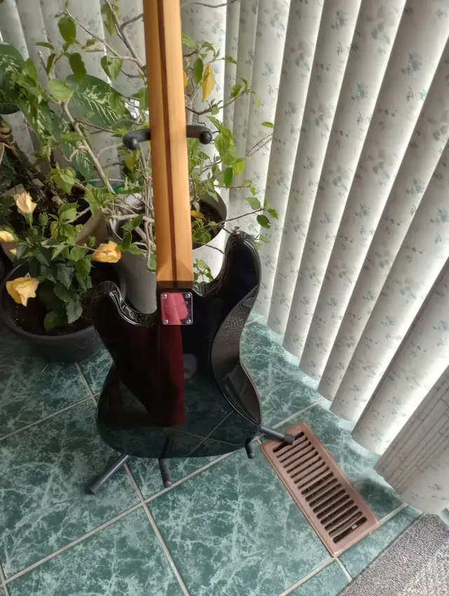 2004 Squire Affinity P Bass in Guitars in Mississauga / Peel Region - Image 4