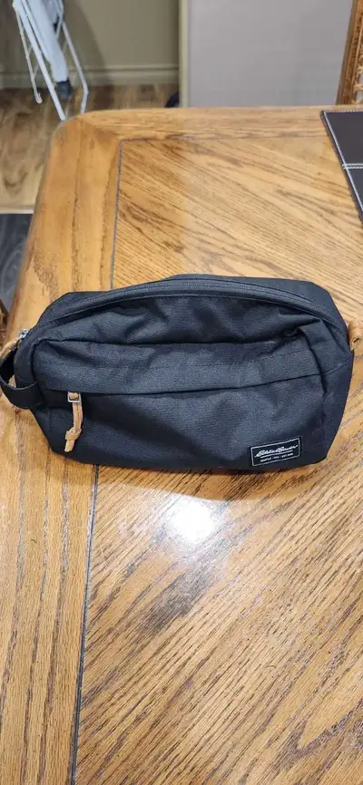 Eddie Bauer travel bag. Great shape. Zipper pocket on outside. Mesh pockets on the inside. $15 East...