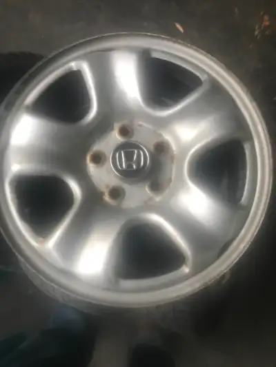 Quatre (4) jantes (rims) , 16 pouces ,de marque Honda incluant le centre. Les 4 sont en très bon éta...