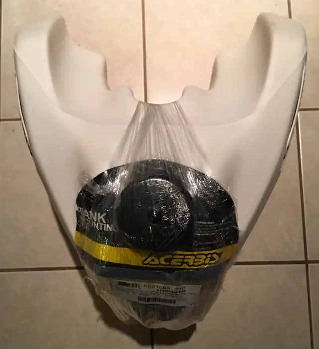 1992-1995 Suzuki DR650 Acerbis Tank in Motorcycle Parts & Accessories in City of Toronto - Image 2