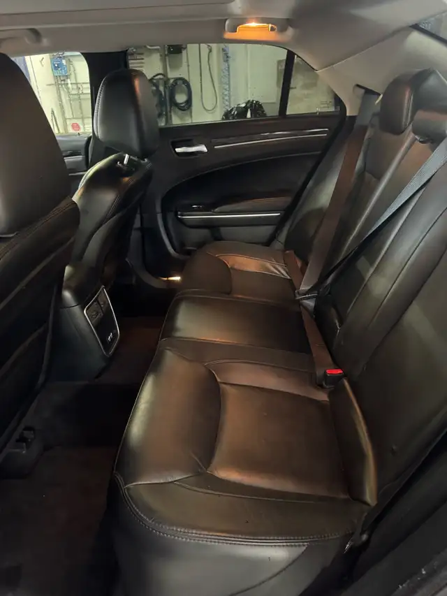 2017 Chrysler 300576493183976099848