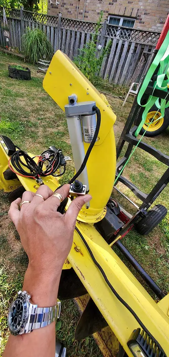 JOHN DEERE 49 INCH SNOW THROWER SNOWBLOWER 318/300 SERIES QUICK in Snowblowers in Mississauga / Peel Region - Image 5