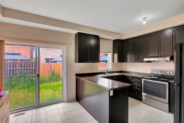 Semi Detached House for sale in Heartland Area Mississauga 3 Bed in Houses for Sale in Mississauga / Peel Region - Image 5