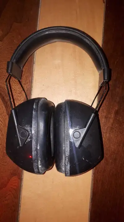 These Howard Leight VS 130 earmuffs offer reliable hearing protection with a Noise Reduction Rating...