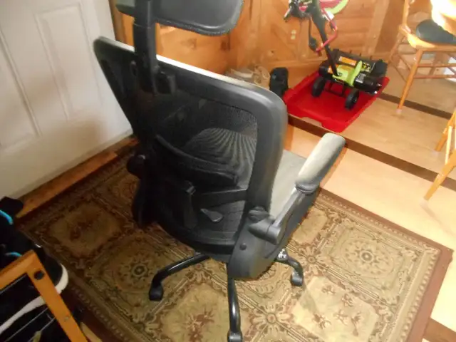 BRAND NEW ERGONOMIC COMPUTER/ OFFICE CHAIR in Chairs & Recliners in Cape Breton - Image 7