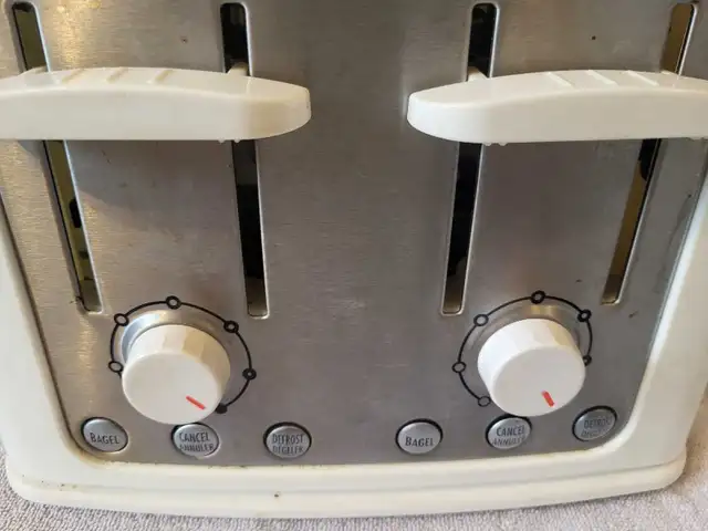 Hamilton Beach 4-Slice Toaster in Toasters & Toaster Ovens in Winnipeg - Image 3