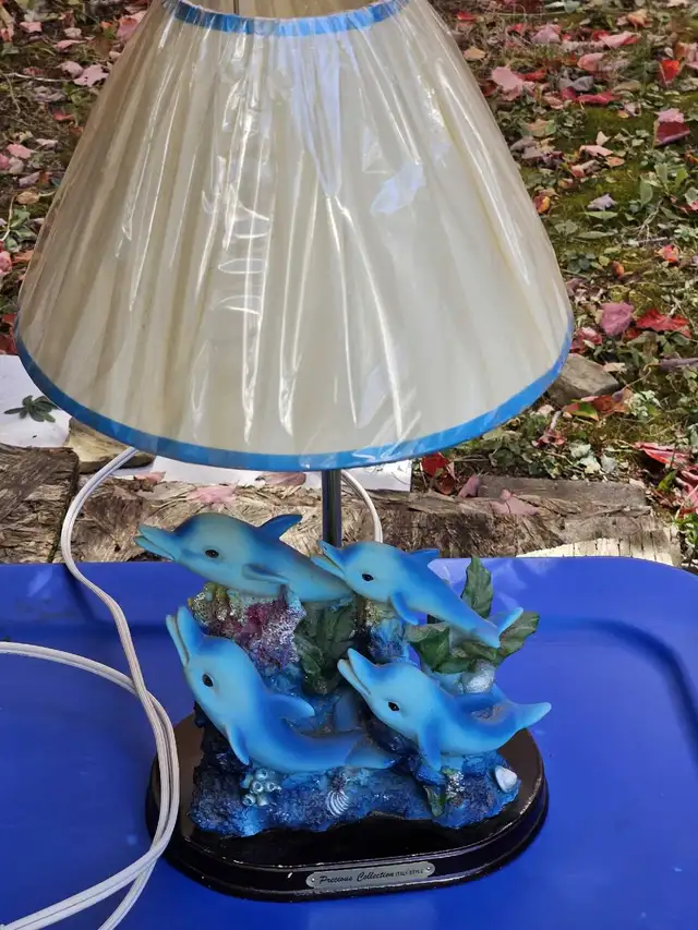 Dolphin mink blanket & dolphin lamp  in Bedding in Moncton - Image 4