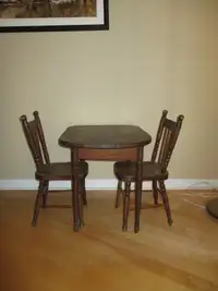 Petite table et 2 chaises bois pour enfants antiques