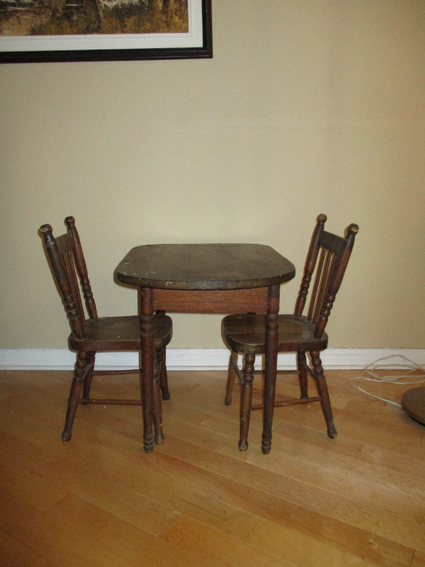 Petite table et 2 chaises bois pour enfants antiques dans Art et objets de collection  à Longueuil/Rive Sud
