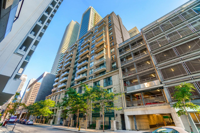 $2690 - Yorkville Modern Upscale  1 Bedroom + Den With Parking in Long Term Rentals in City of Toronto
