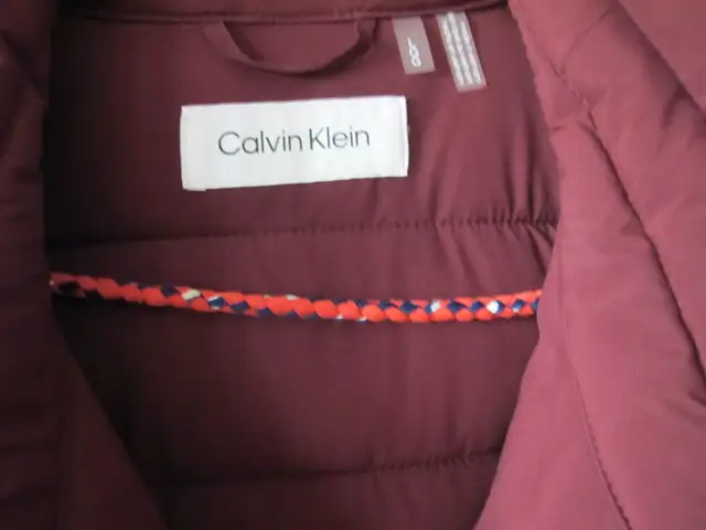 Calvin Klein manteau d'hiver in Women's - Tops & Outerwear in Longueuil / South Shore - Image 3