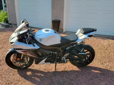 Must See !! Incredibly clean GSXR-750 ! No damage and in near mint condition. This is an untouched o...