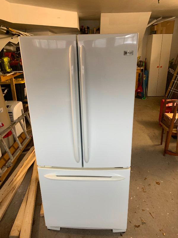 Ge double door fridge in great condition w ice maker! in Refrigerators in Ottawa