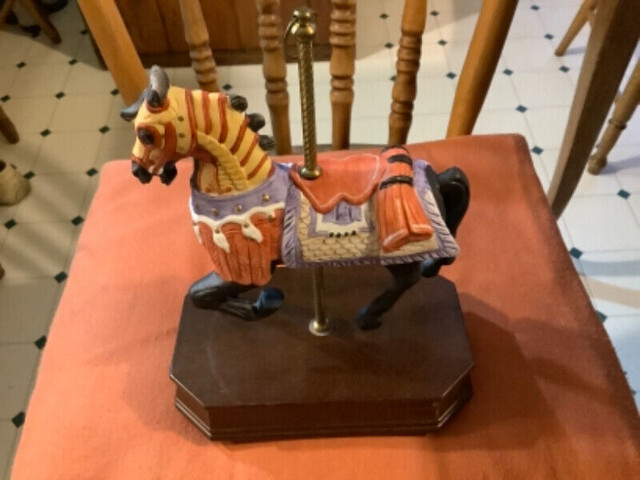 Charles Carmel’s Stunning Vintage Carousel Horse with Music Box dans Art et objets de collection  à Belleville - Image 3