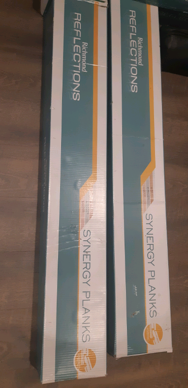 3 boîtes à vendre couleur amande brûlé. 3,5 $/pi2