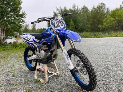 Moto très propre , toujours bien entretenu , changement de maping possible avec yamaha motor !