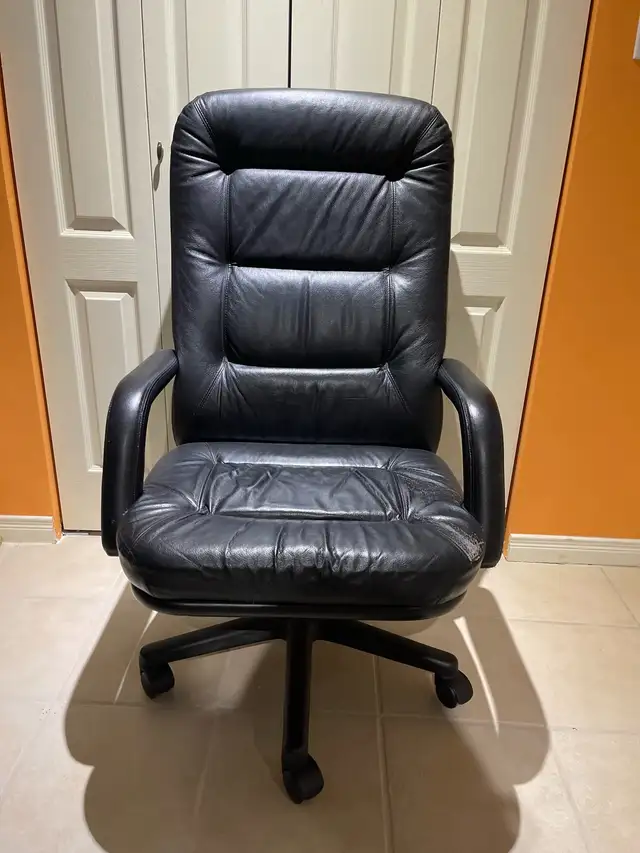 Office Chair in Chairs & Recliners in Markham / York Region - Image 2