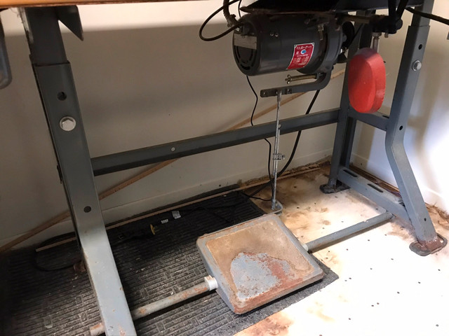 Industrial Singer Sewing Machine in Hobbies & Crafts in Renfrew - Image 3