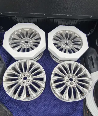 This is a set of four, 20" wheels - with sensors - removed from a new 2022 Ford Edge Titanium. Part...