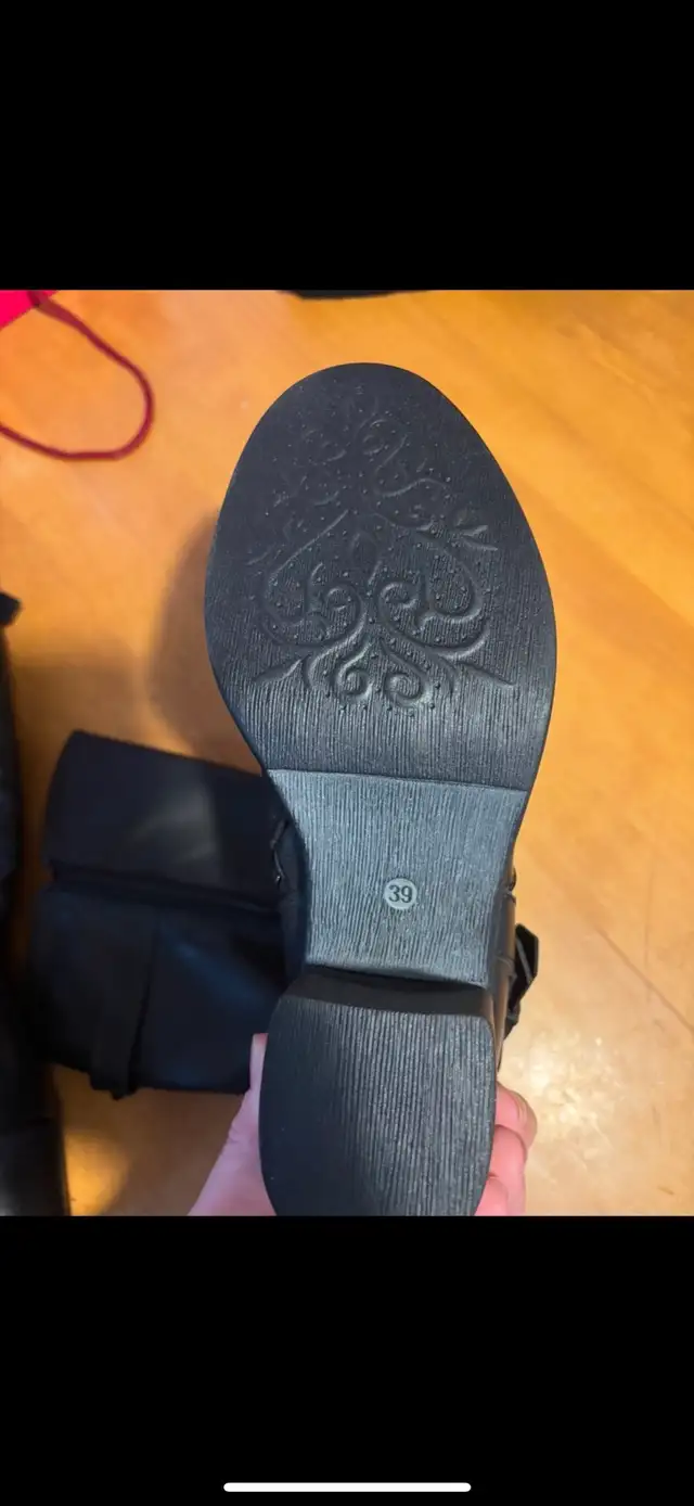 Women’s Boots  in Women's - Shoes in Edmonton - Image 8
