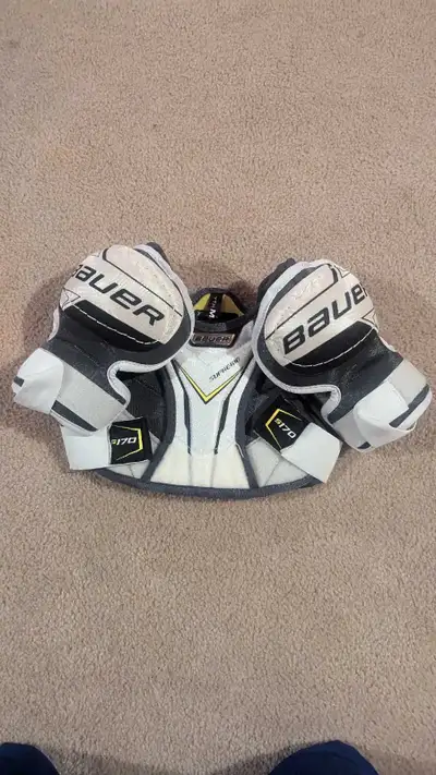 Bauer kids youth medium shoulder pads. Great condition. Near Bramalea and Sandalwood area