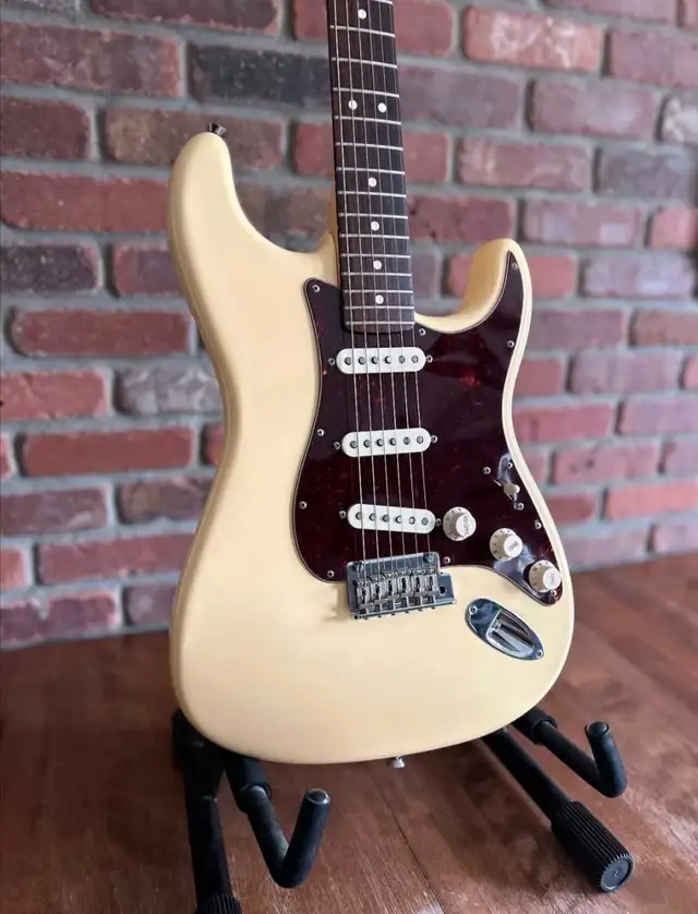 Fender® American FSR 60th Anniversary Stratocaster + Tweed Case in Guitars in Mississauga / Peel Region - Image 4