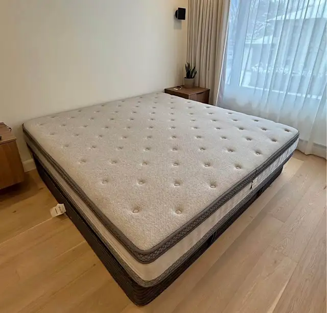 Double - queen - simple - king matelas & Lit  in Beds & Mattresses in City of Montréal - Image 3