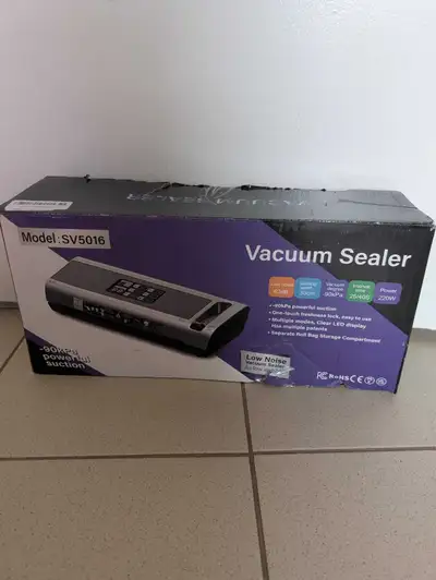 Selling a brand new Vacuum Sealer. It's still in its original box and packaging, never been used! Ke...