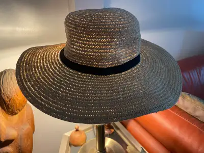 Taille unique car peut être ajusté par le ruban. Paille souple pouvant être pliée pour le voyage. Co...
