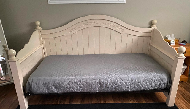 Ashley Furniture Retreat Series Twin Day Bed & Bamboo Mattress | Beds &  Mattresses | Ottawa | Kijiji