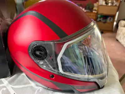 Snowmobile helmet. new never been worn. OXYGEN SE HELMET Lava Red. Size3XL everything is included.
