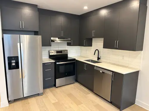 ✅ Disponible dès maintenant – occasion rare! 4 ½ entièrement rénové (style condo) dans un immeuble b...