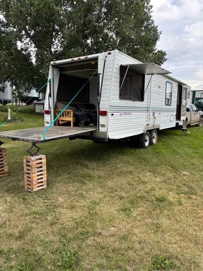 1995 Patio Hauler 5th wheel trailer. Trailer is in relatively good condition, at last use all applia...
