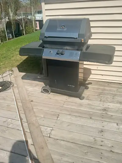 BBQ FREE - needs a new handle. Works well will need to be picked up/transported.