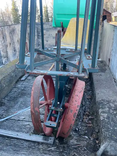 I am selling a used Mechanical Transplanter Co. Model 4000, a versatile piece of farming equipment d...