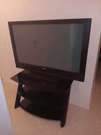Meuble vitré et télé 55p Sanyo,en pafaite condition ,peux vendre séparément